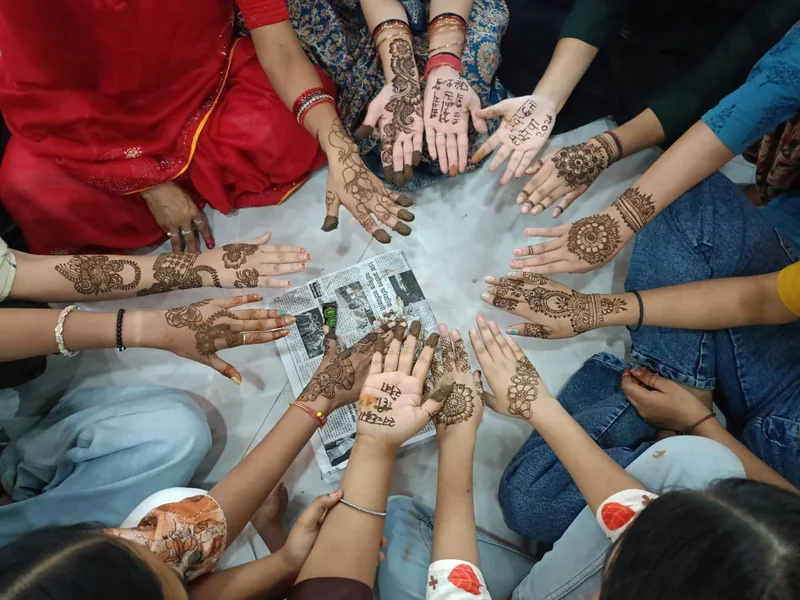 मेहंदी के रंगो से दिया स्वच्छता का संदेश