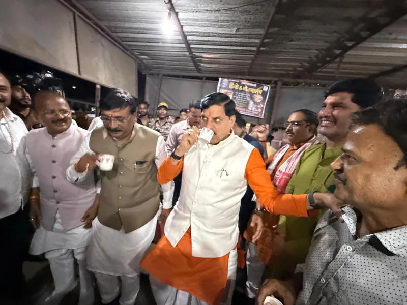 मुख्यमंत्री डॉ यादव ने बरेला में सड़क किनारे लगी दुकान पर पी चाय