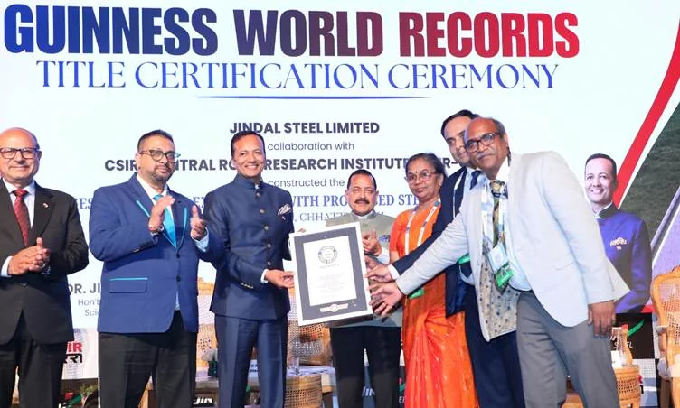 स्टील स्लैग सड़क परियोजना का गिनीज प्रमाण थामे CSIR-CRRI और जिंदल स्टील के प्रतिनिधि