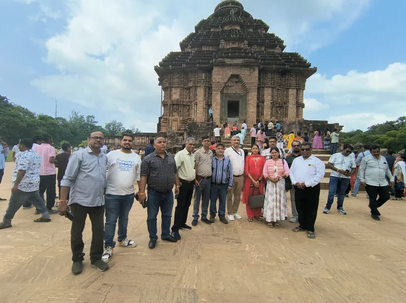 राजस्थान के पत्रकार प्रतिनिधिमंडल ने कोणार्क सूर्य मंदिर, रघुराजपुर शिल्प ग्राम और पुरी के गोल्डन बीच का किया…